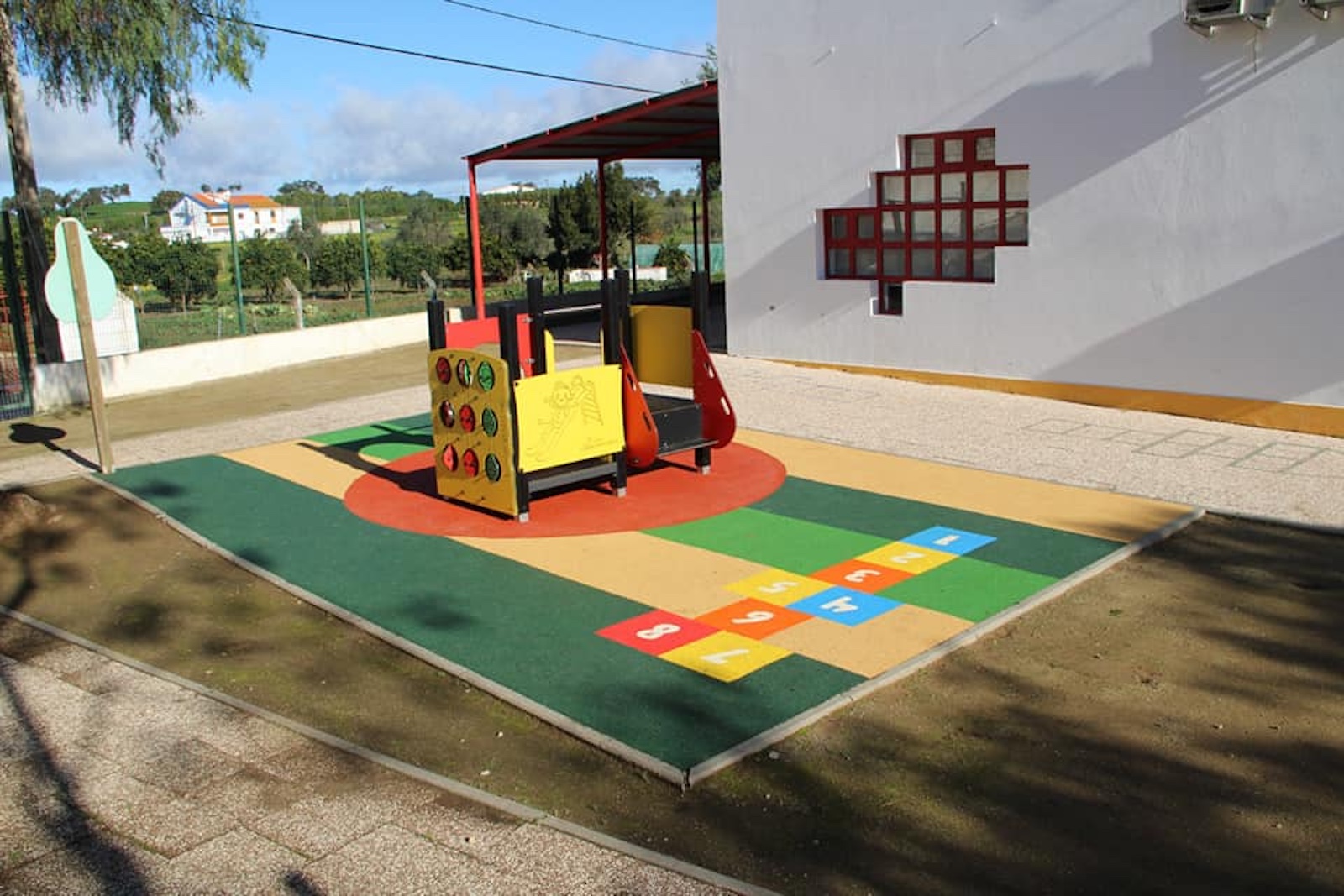 Obras de requalificação dos parques infantis da Escola EB1/JI de Nossa Senhora das Neves