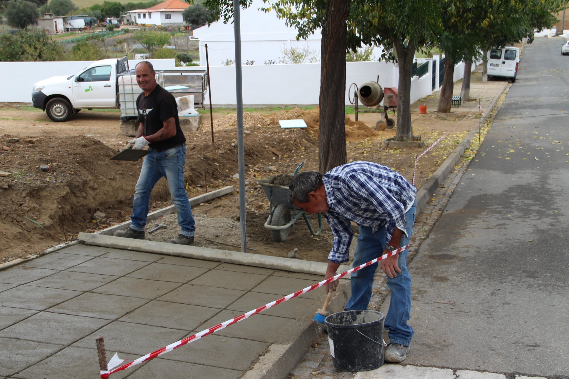 Obras de pavimentação do passeio da Rua Soeiro Pereira Gomes