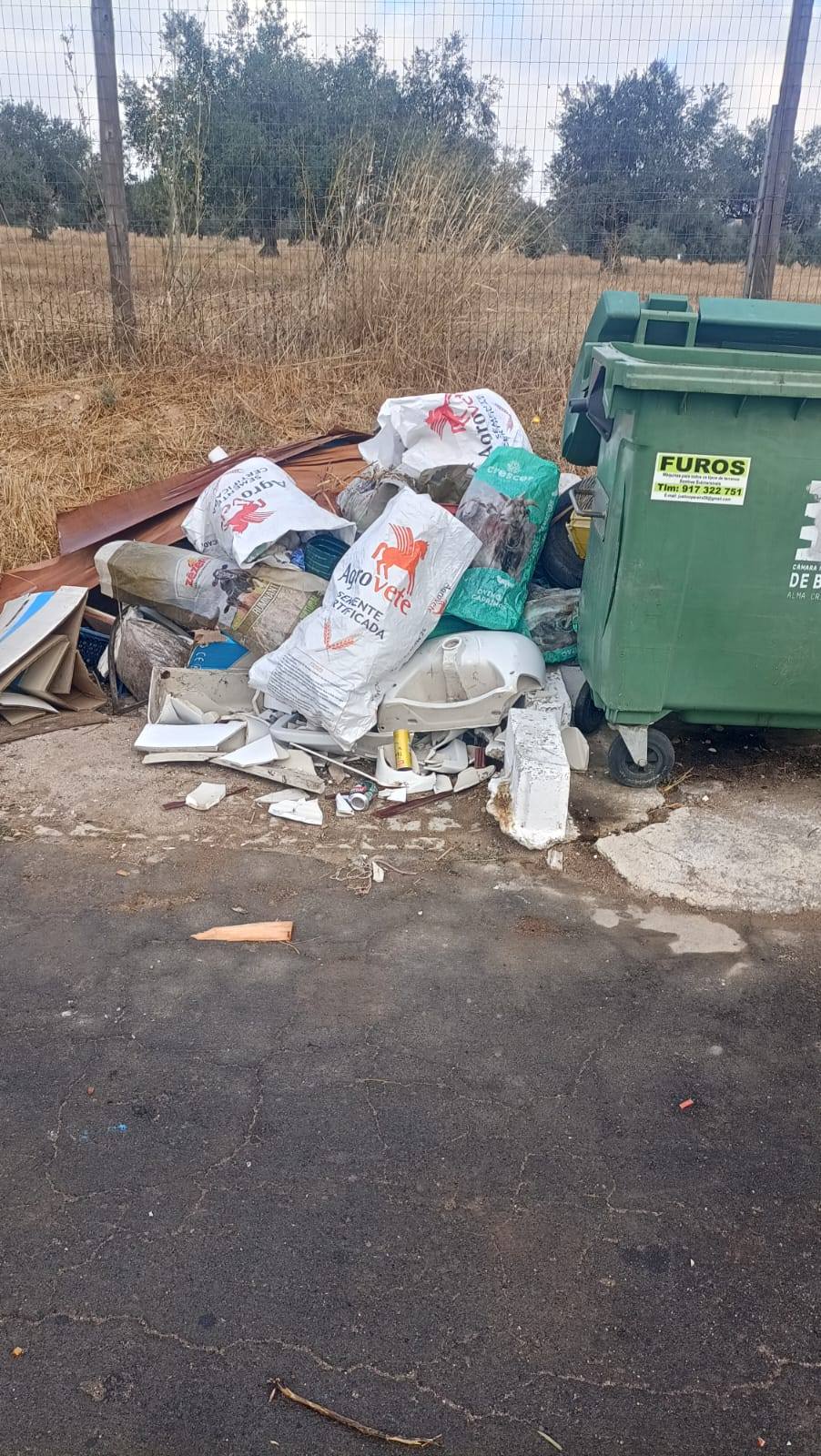 Aviso: Proibido deixar resíduos junto aos contentores