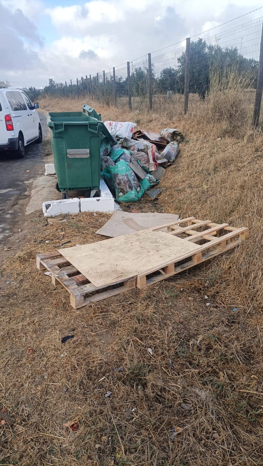 Aviso: Proibido deixar resíduos junto aos contentores