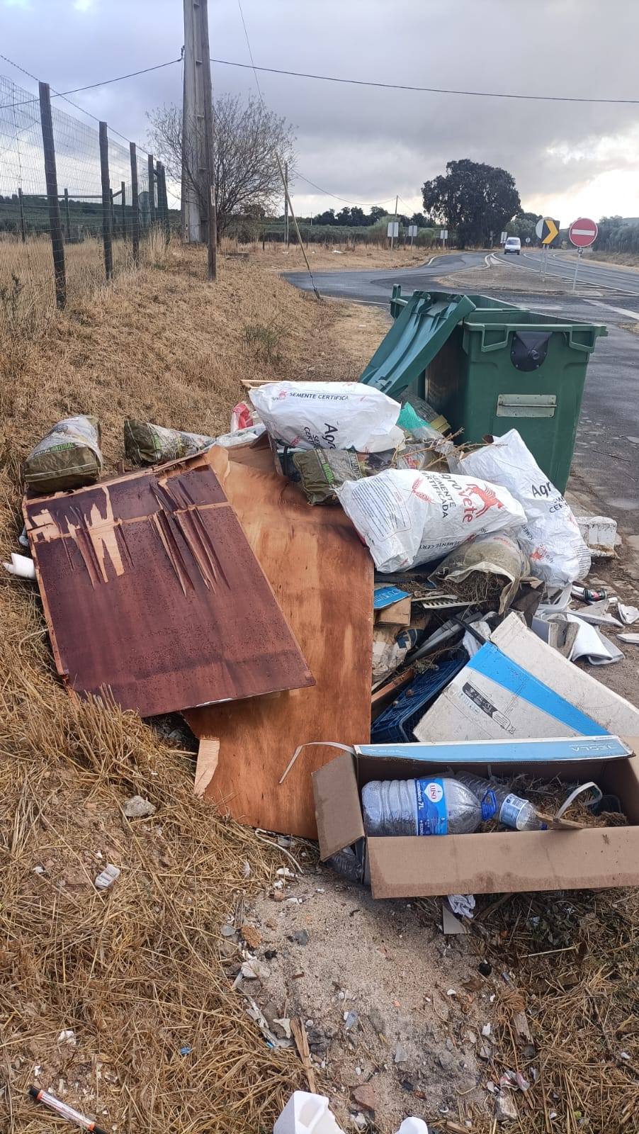 Aviso: Proibido deixar resíduos junto aos contentores