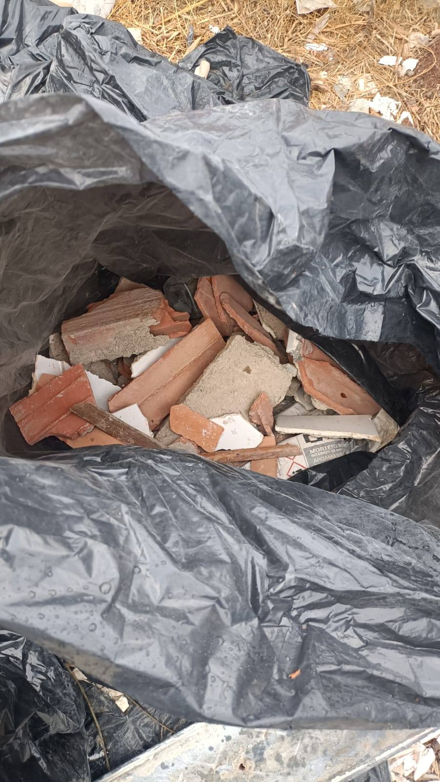 Aviso: Proibido deixar resíduos junto aos contentores