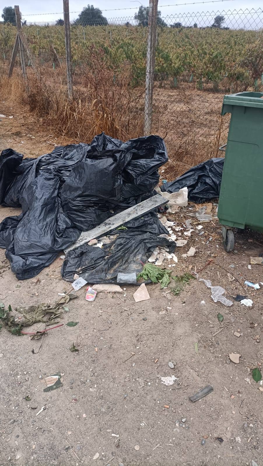 Aviso: Proibido deixar resíduos junto aos contentores