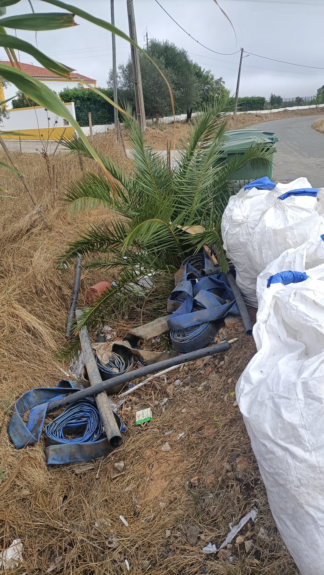 Aviso: Proibido deixar resíduos junto aos contentores