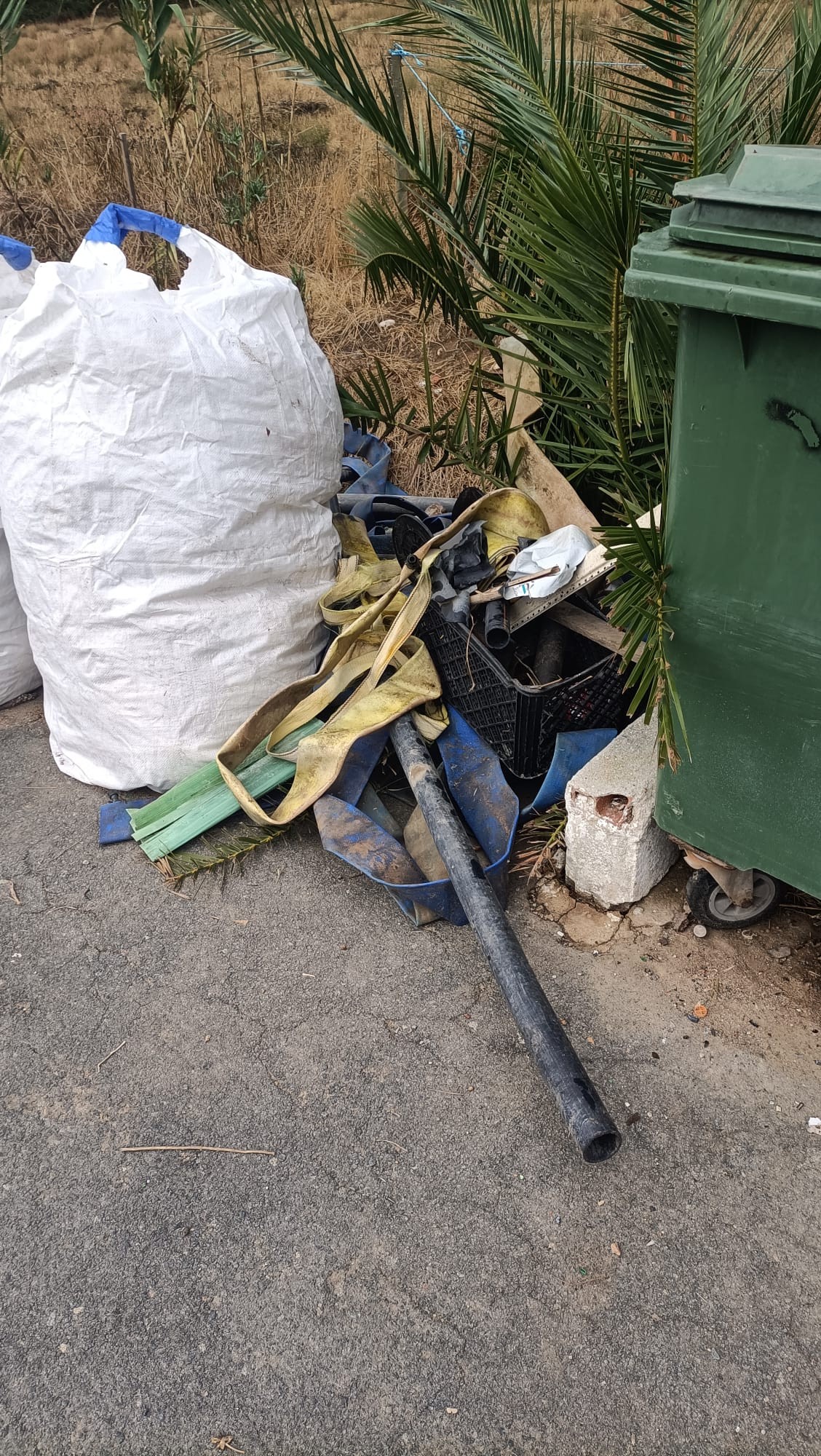 Aviso: Proibido deixar resíduos junto aos contentores