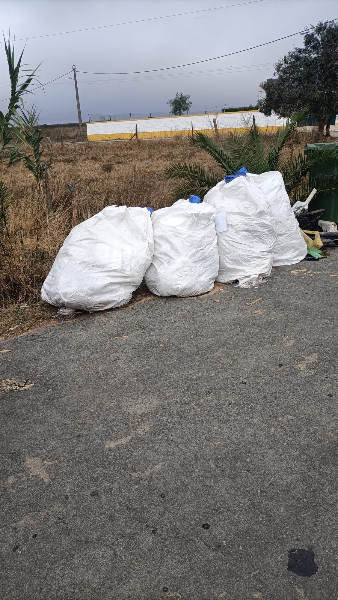 Aviso: Proibido deixar resíduos junto aos contentores