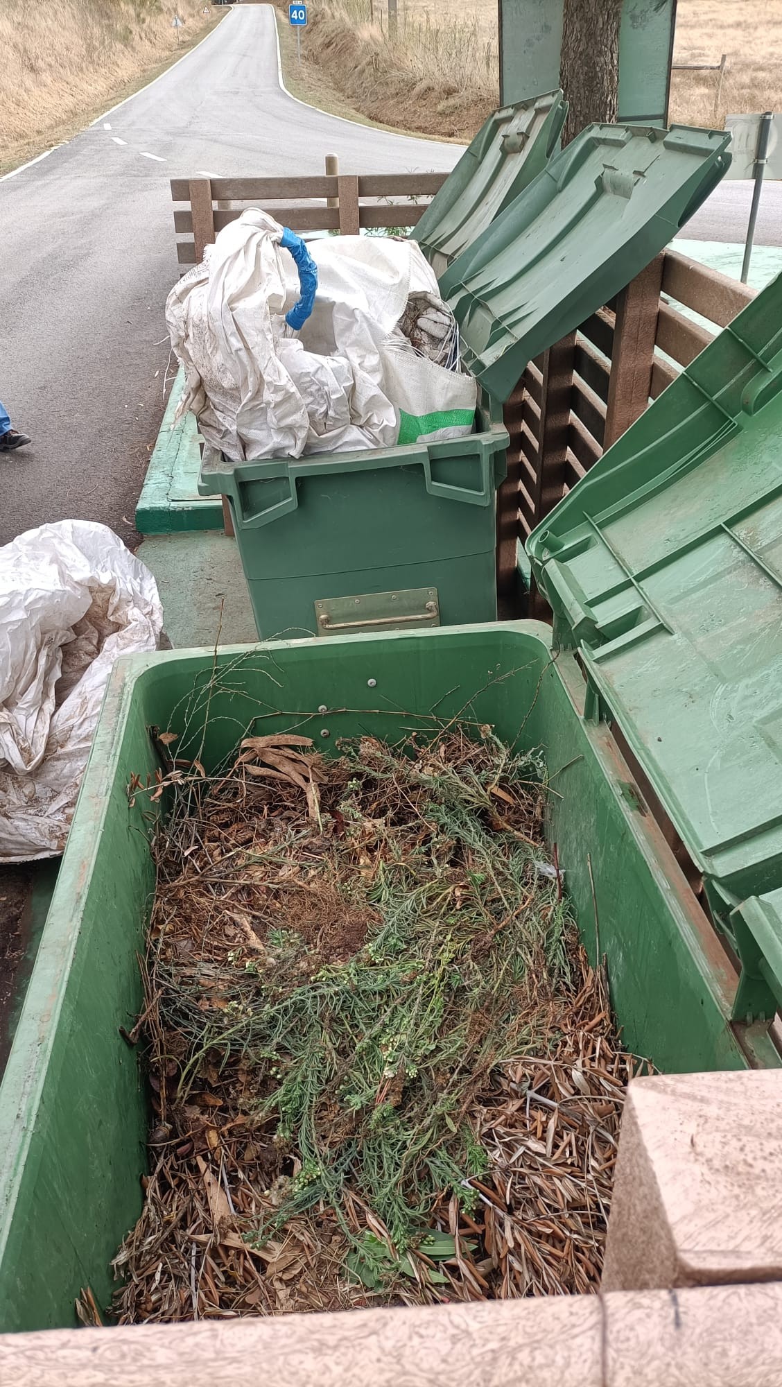 Aviso: Proibido deixar resíduos junto aos contentores