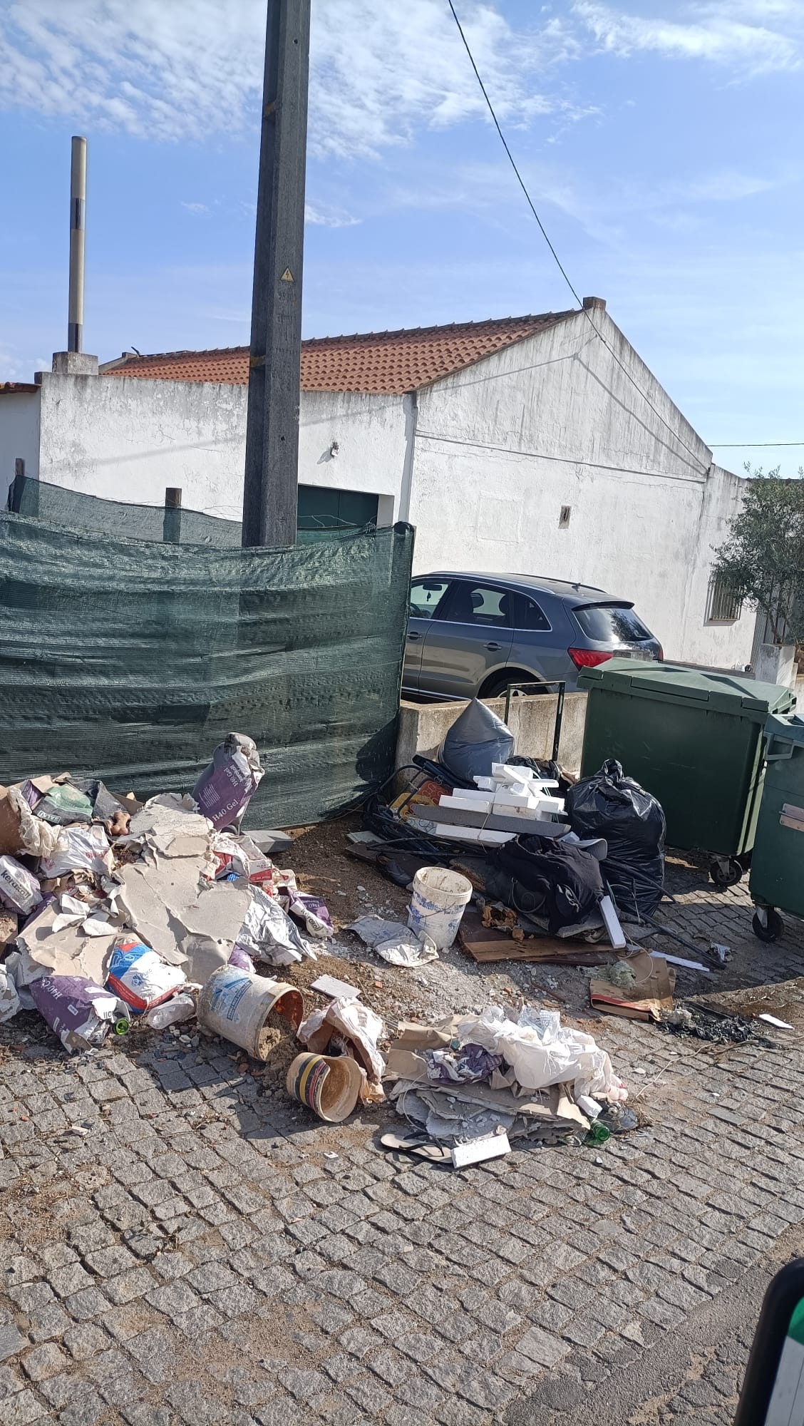 Aviso: Proibido deixar resíduos junto aos contentores