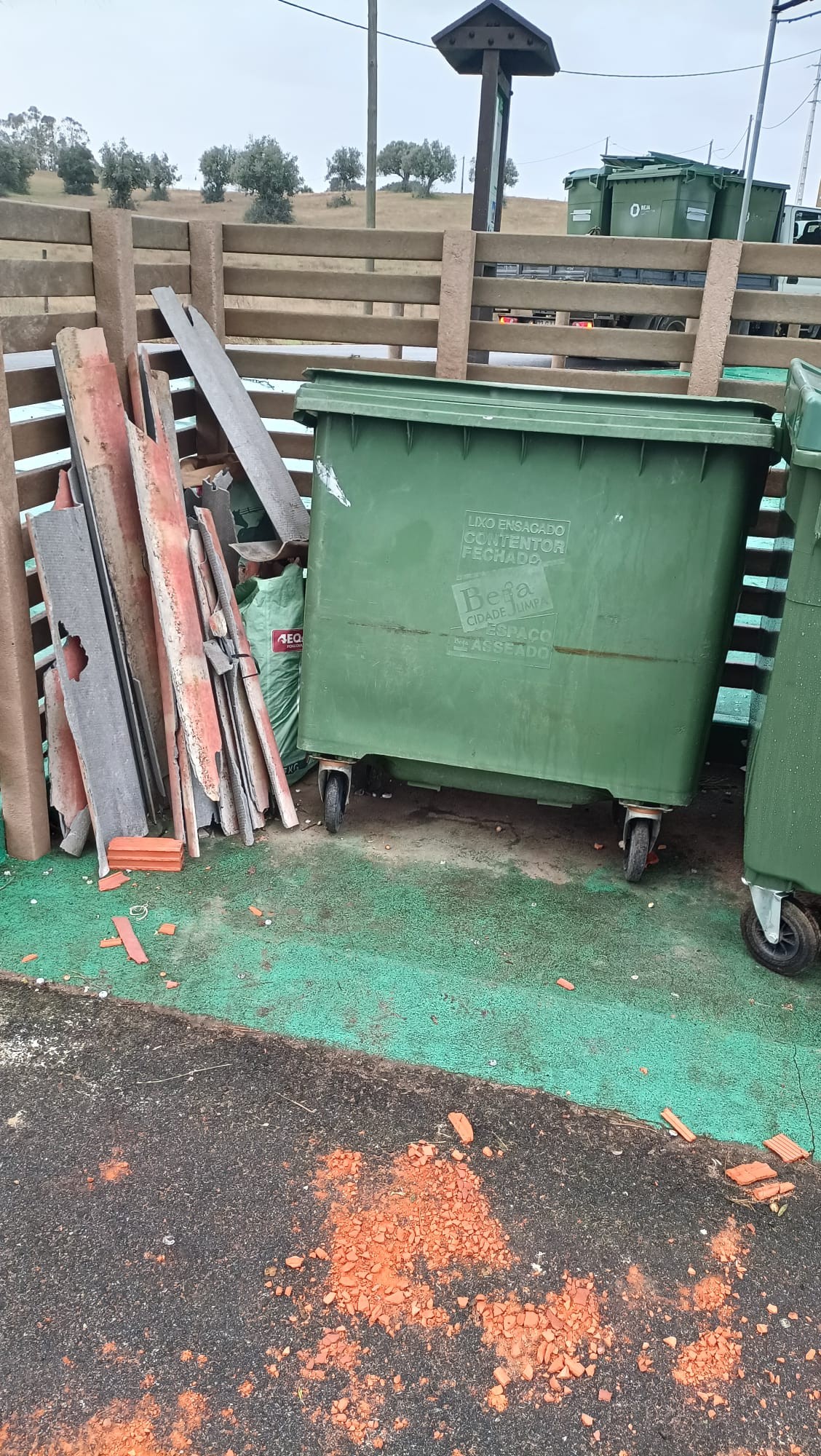 Aviso: Proibido deixar resíduos junto aos contentores