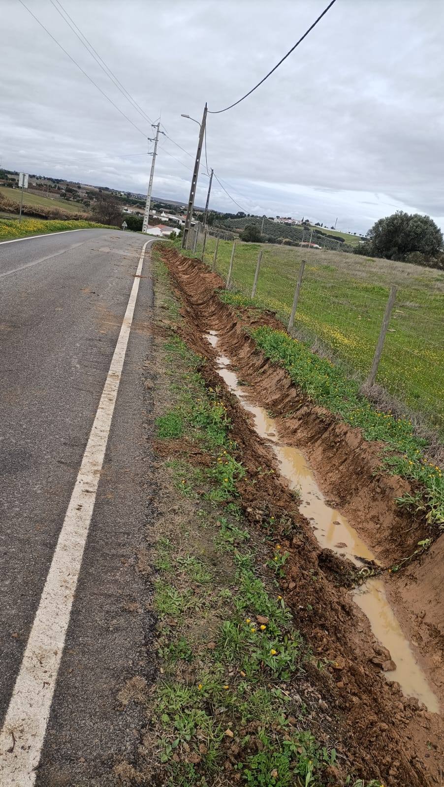 Trabalhos de Limpeza de Valas, Linhas de Água e Bermas das Estradas
