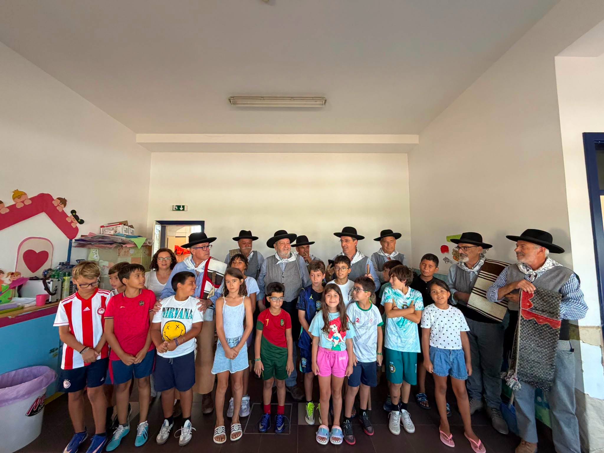 Visita do Grupo de Cantadores de Nossa Senhora das Neves às Oficinas de Verão